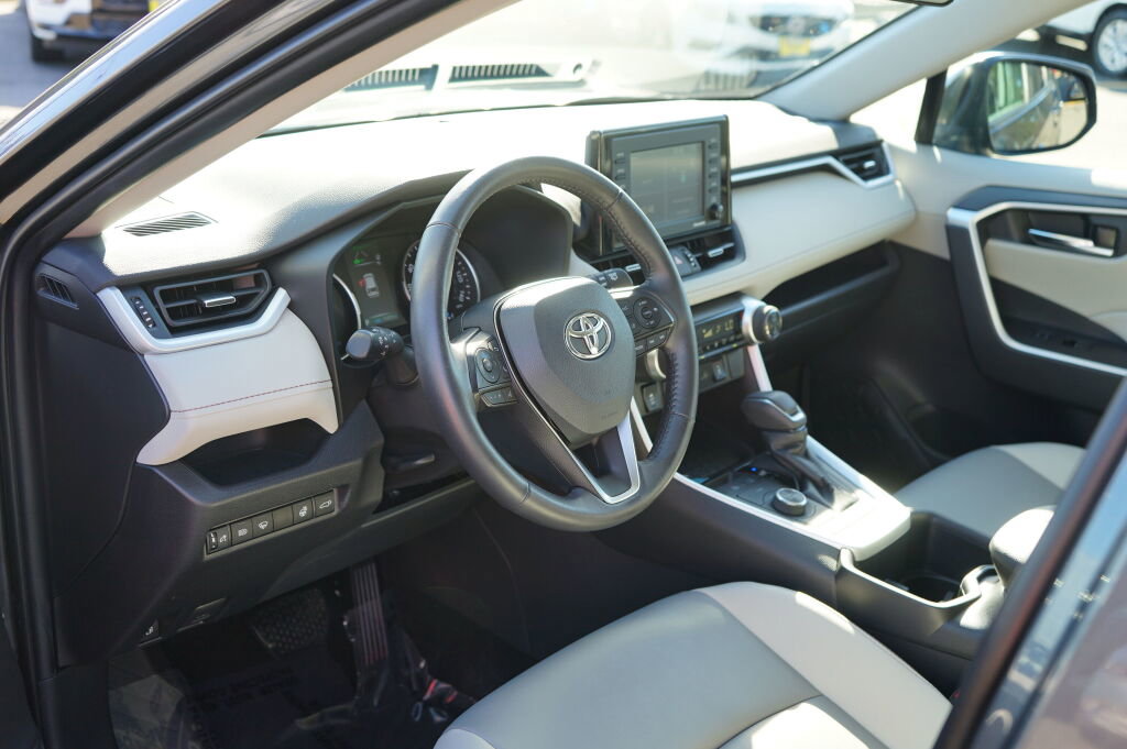 Used 2022 Toyota RAV4 XLE Premium image 10