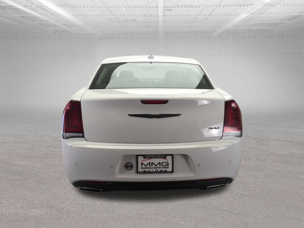 Used 2022 Chrysler 300 Touring L RWD image 7