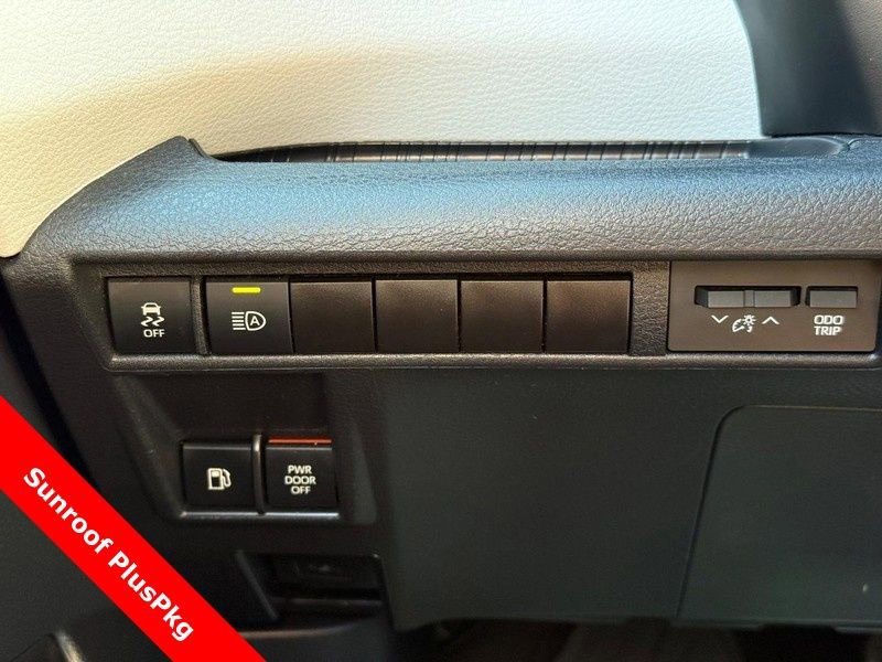 Used 2025 Toyota Sienna LE w/ LE Plus Package image 30
