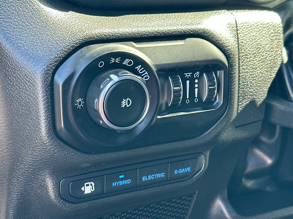 Used 2022 Jeep Wrangler Unlimited Sahara w/ Cold Weather Group AWD/4WD image 10