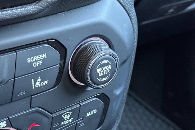 Used 2023 Jeep Renegade Latitude AWD/4WD image 32