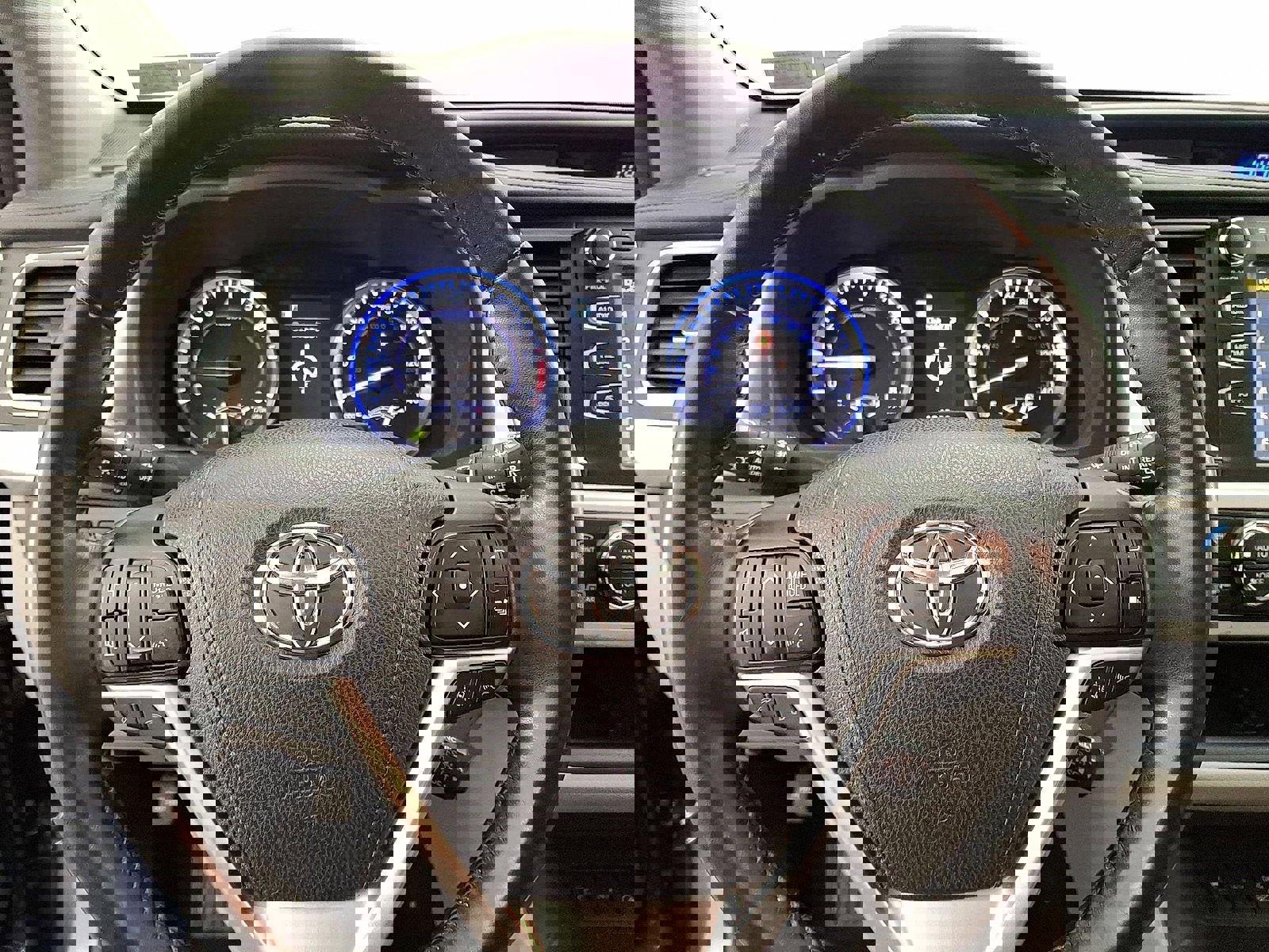 Used 2018 Toyota Highlander XLE image 16