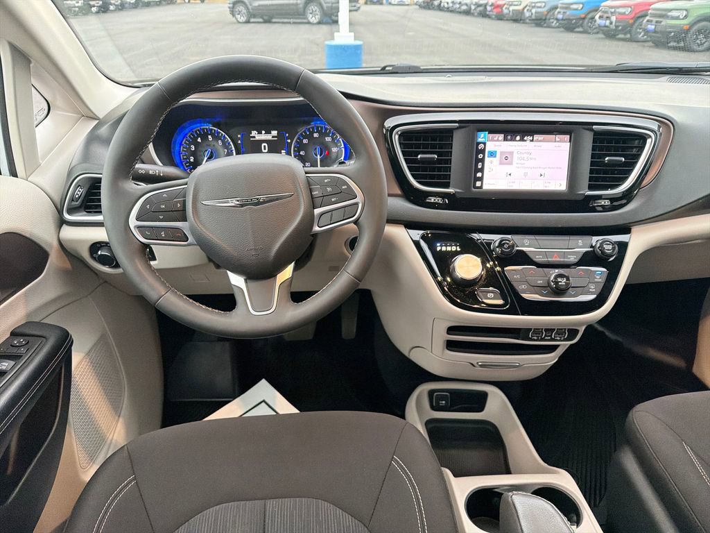 Used 2022 Chrysler Voyager LX image 13