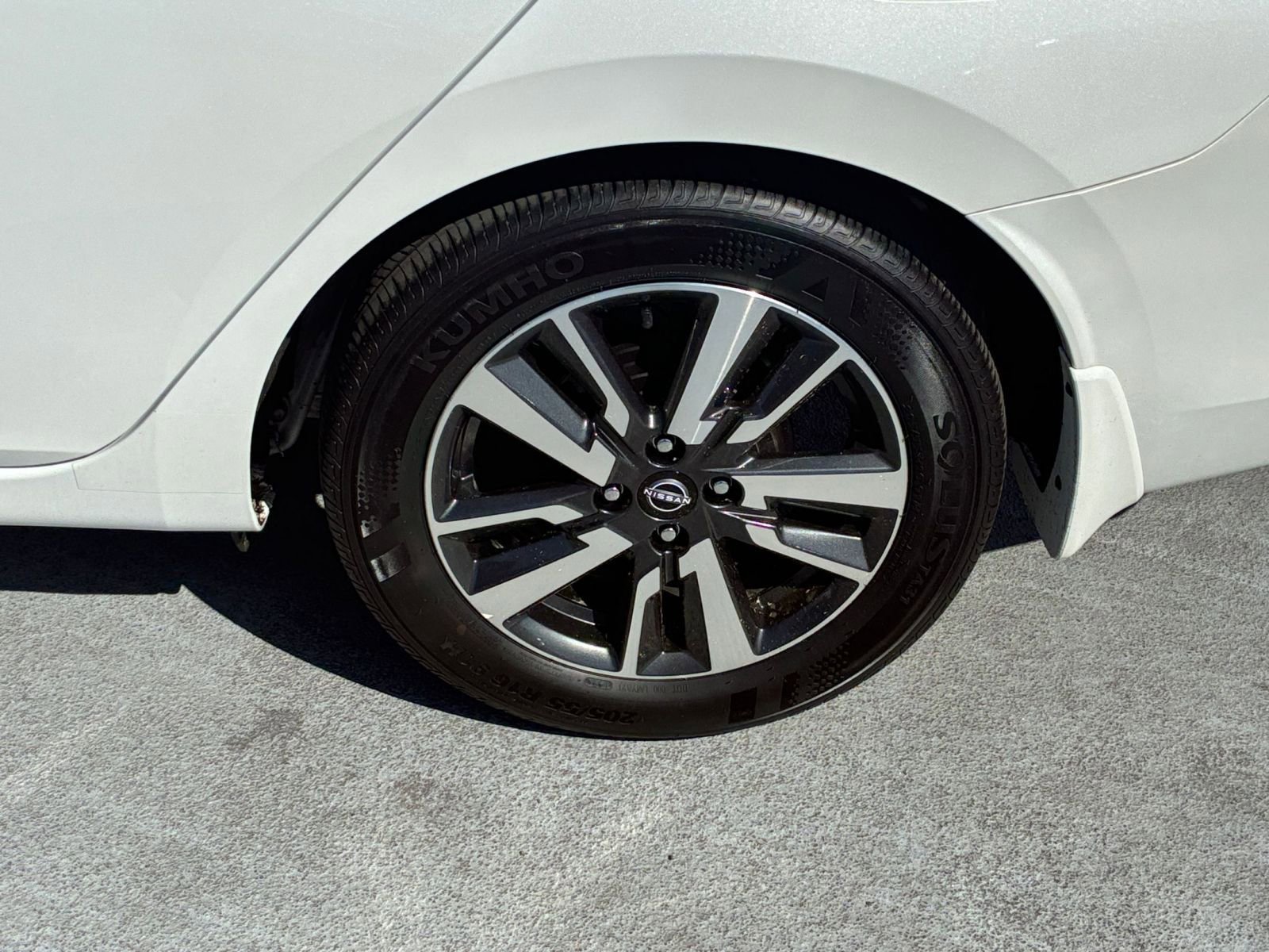 Used 2025 Nissan Versa SV w/ Trunk Package image 25
