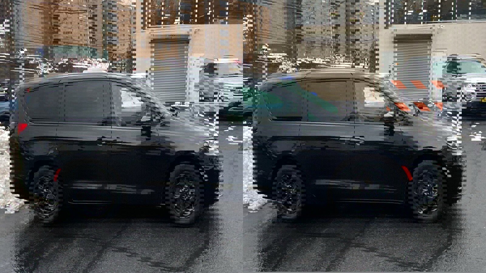 Used 2022 Chrysler Pacifica Touring-L w/ S Appearance Package image 6