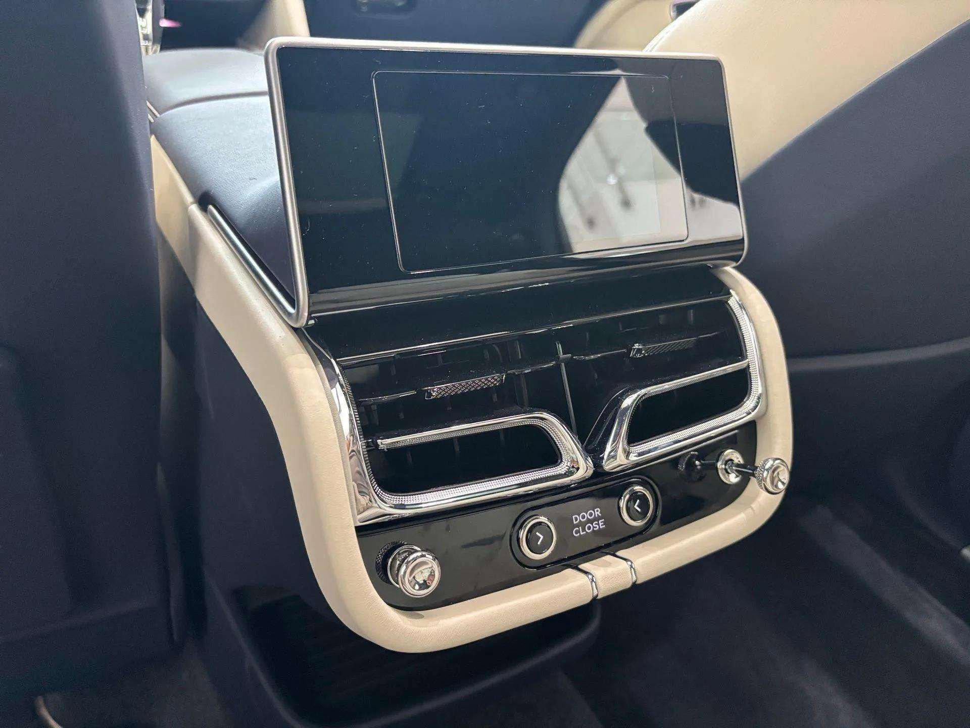 Used 2024 Bentley Bentayga Extended Wheelbase image 30