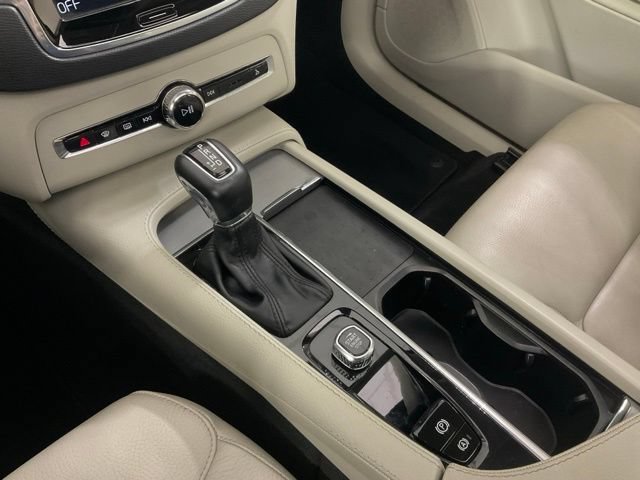 Used 2022 Volvo XC90 T5 Momentum w/ Protection Package Premier FWD image 12
