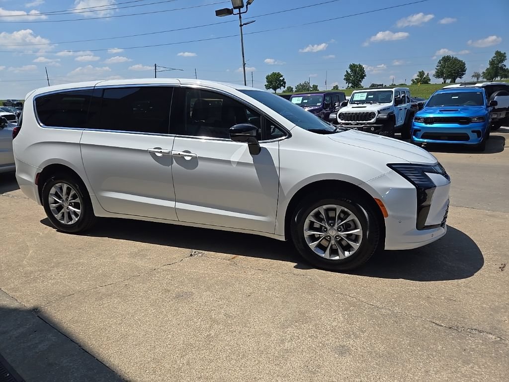 New 2027 Chrysler Pacifica Select w/ Family Tech Group AWD/4WD image 16