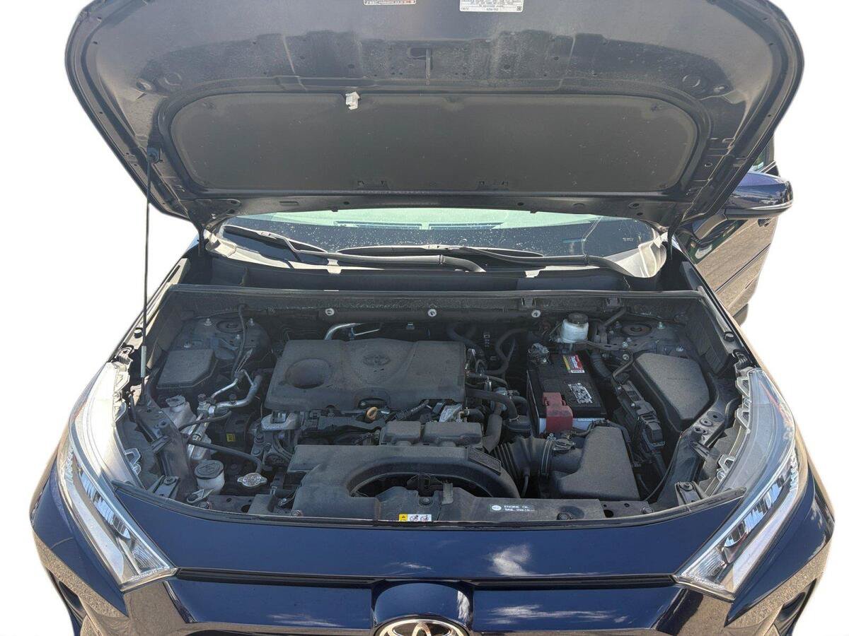 Used 2021 Toyota RAV4 XLE Premium AWD/4WD image 18