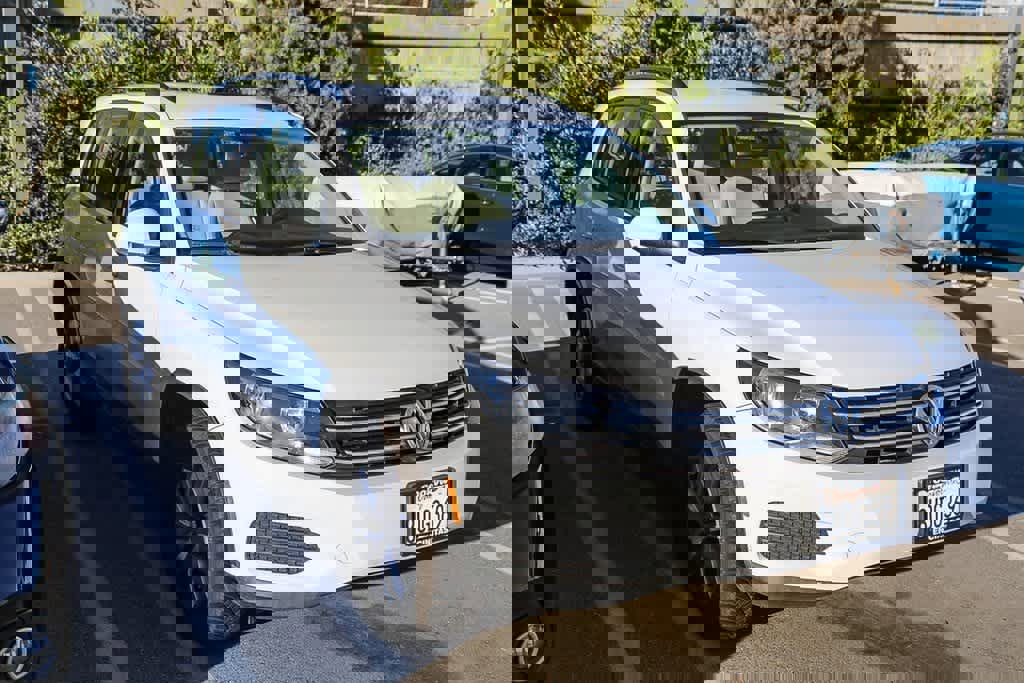 Used 2017 Volkswagen Tiguan S image 3