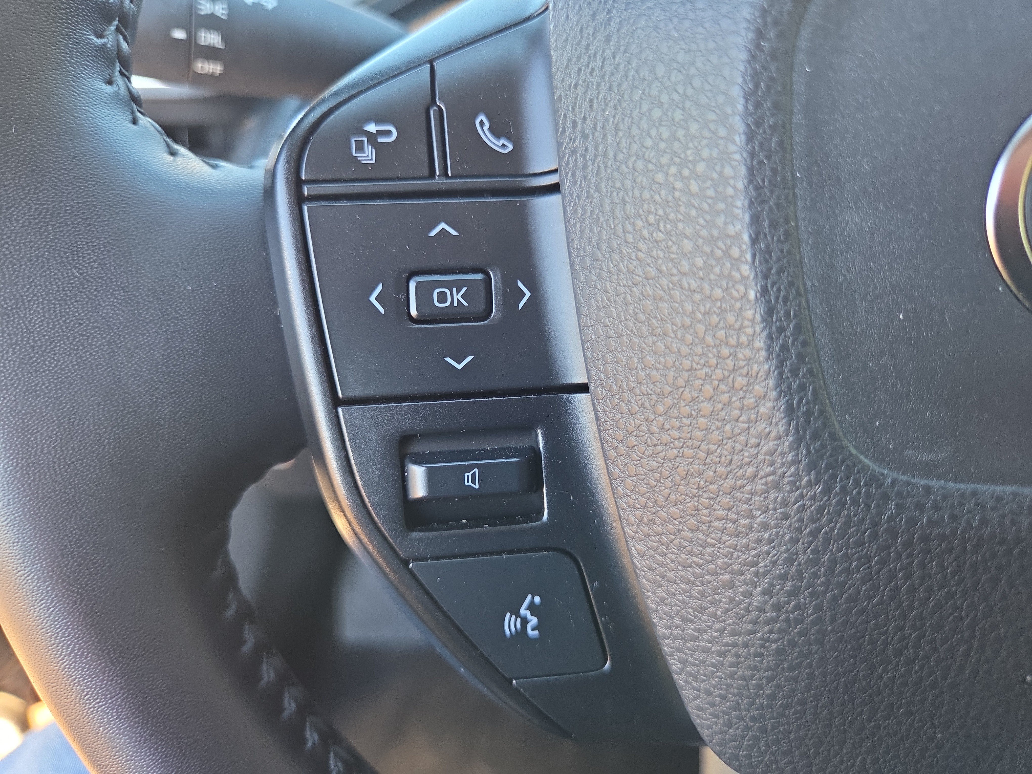 Certified 2025 Toyota Prius LE FWD image 26