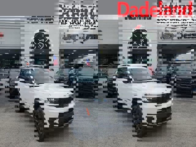 Used 2023 Jeep Grand Cherokee L Laredo image 1