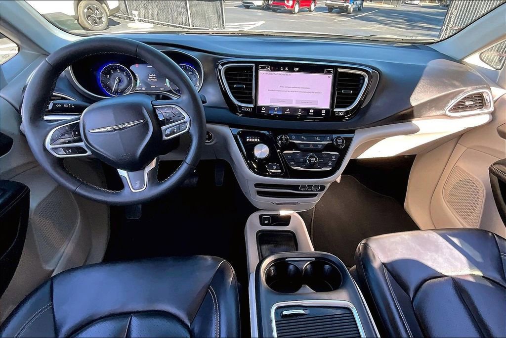 Used 2024 Chrysler Pacifica Touring-L image 7