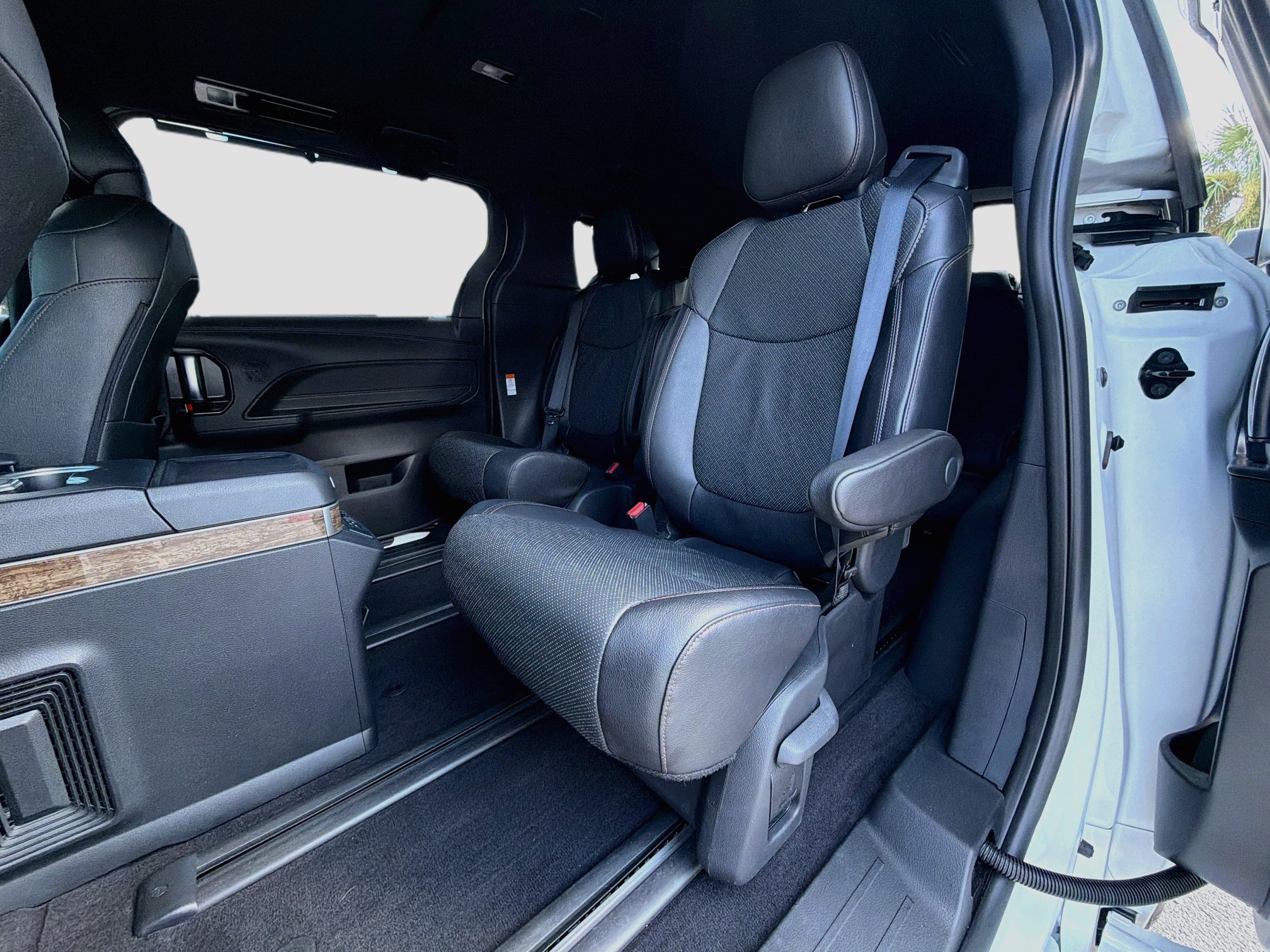 Used 2025 Toyota Sienna Platinum AWD/4WD image 20