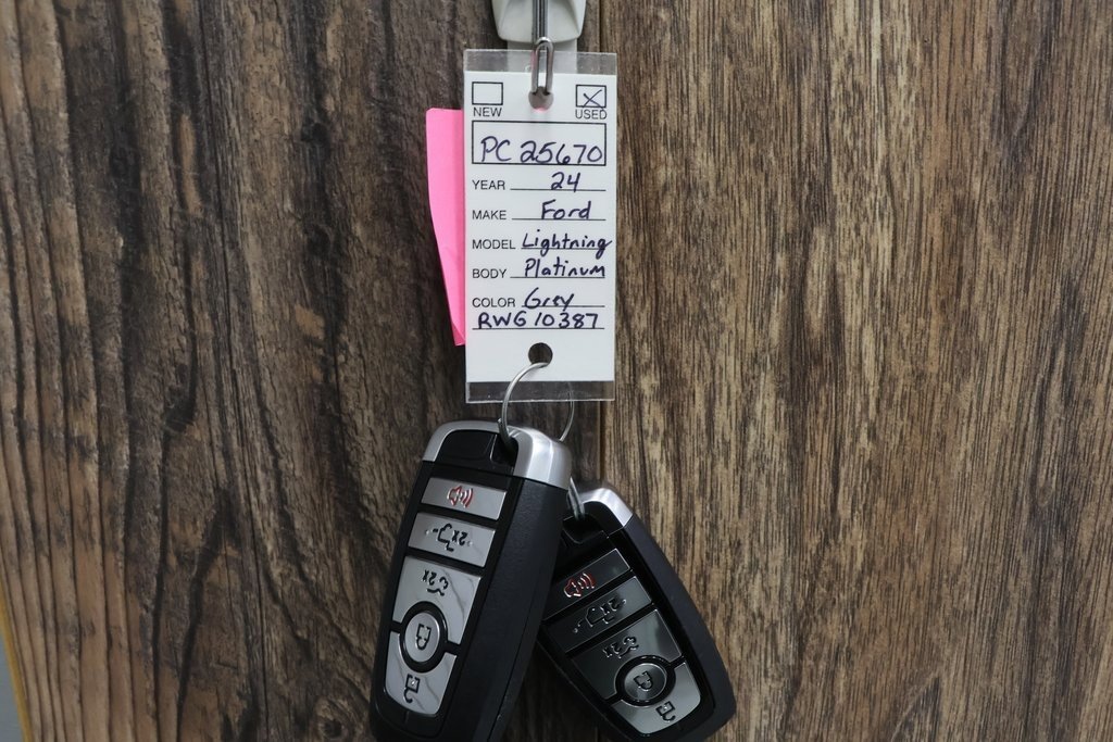 Used 2024 Ford F150 Lightning Platinum image 39