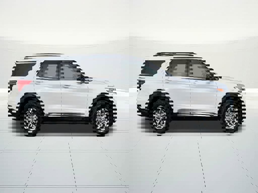 Used 2023 Ford Explorer XLT w/ Equipment Group 202A image 6