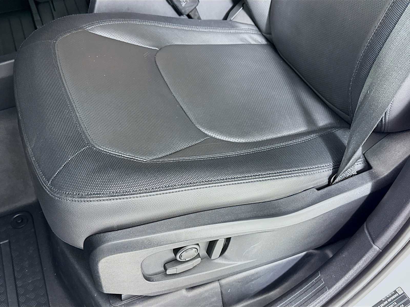 Used 2023 Land Rover Defender 110 X-Dynamic SE image 13