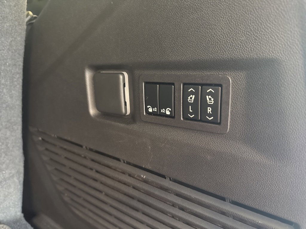 Used 2023 GMC Yukon Denali Ultimate image 22