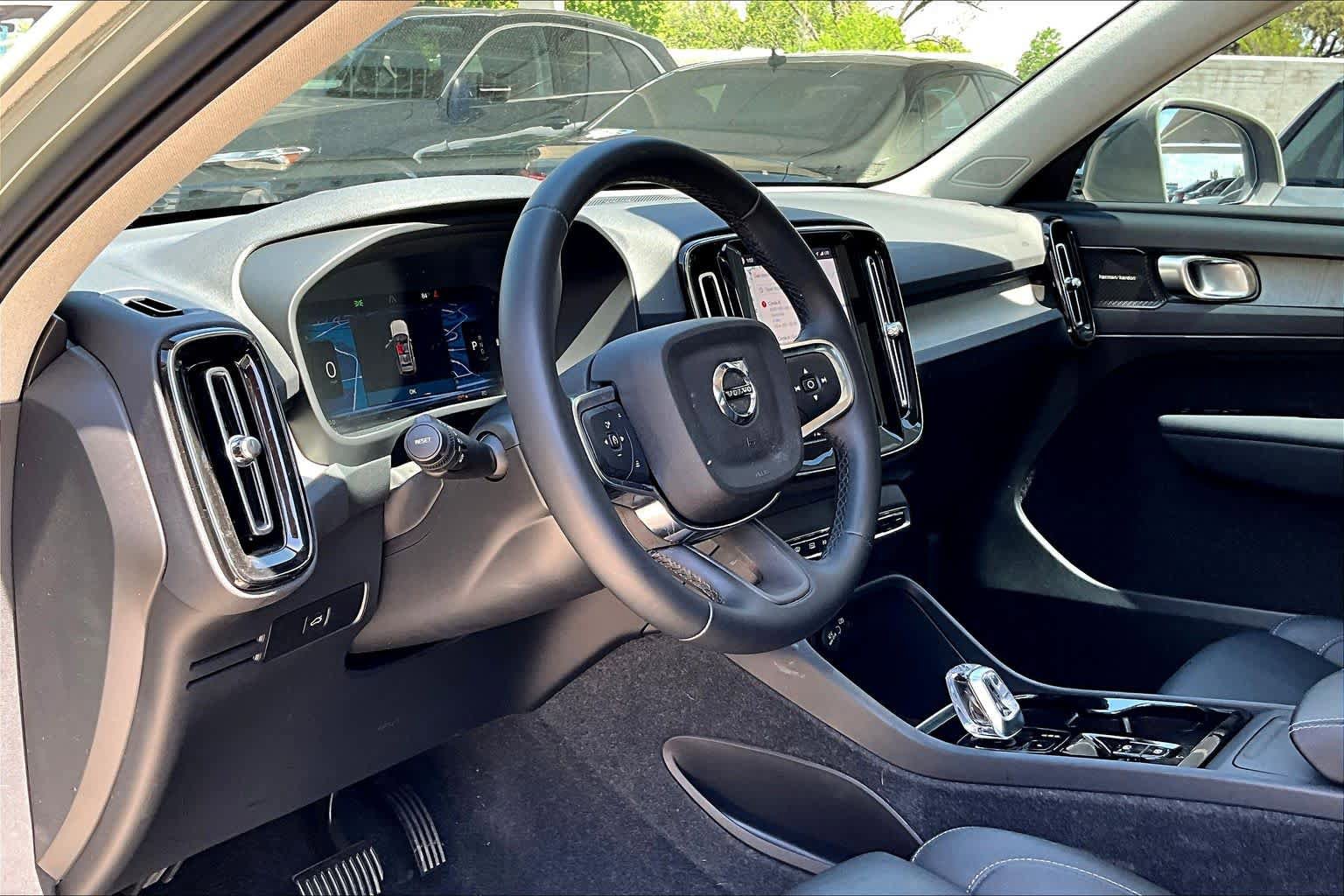 Used 2024 Volvo XC40 B5 Ultimate image 17