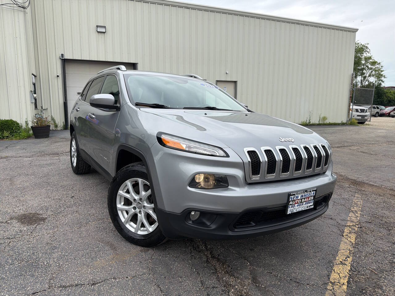 Used 2015 Jeep Cherokee Latitude w/ Cold Weather Group AWD/4WD image 8