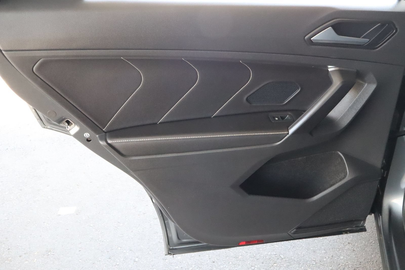 Used 2023 Volkswagen Tiguan SE R-Line FWD image 37