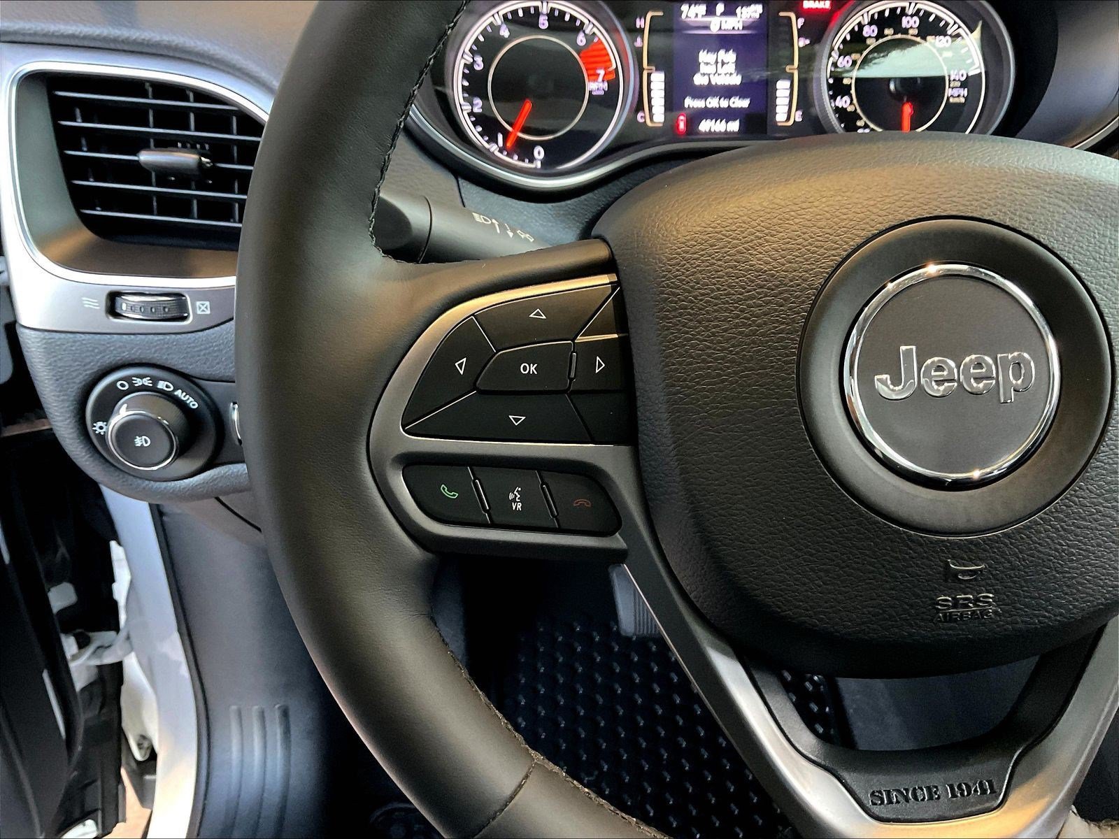 Used 2019 Jeep Cherokee Latitude Plus w/ Comfort/Convenience Group AWD/4WD image 11