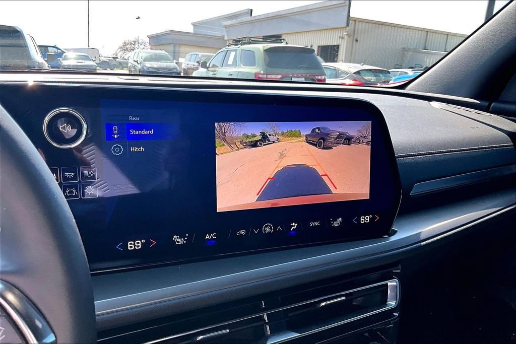 Used 2025 Chevrolet Traverse LT image 18