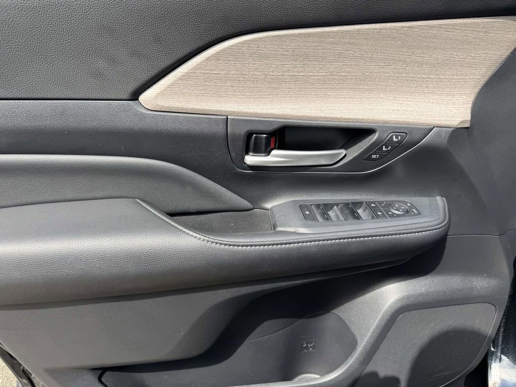 Used 2025 Toyota Grand Highlander AWD image 15