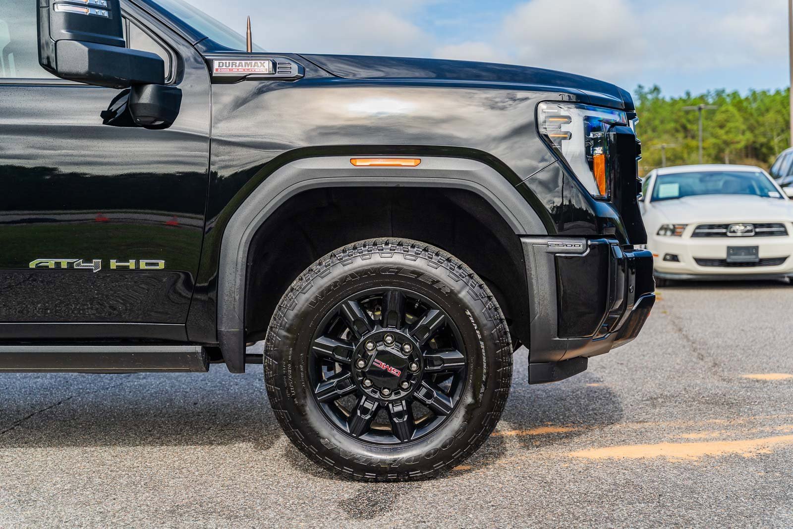 Used 2025 GMC Sierra 2500 AT4 w/ AT4 Premium Plus Package image 9