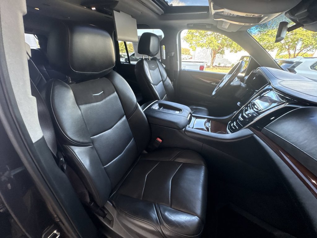 Used 2016 Cadillac Escalade Luxury AWD/4WD image 29