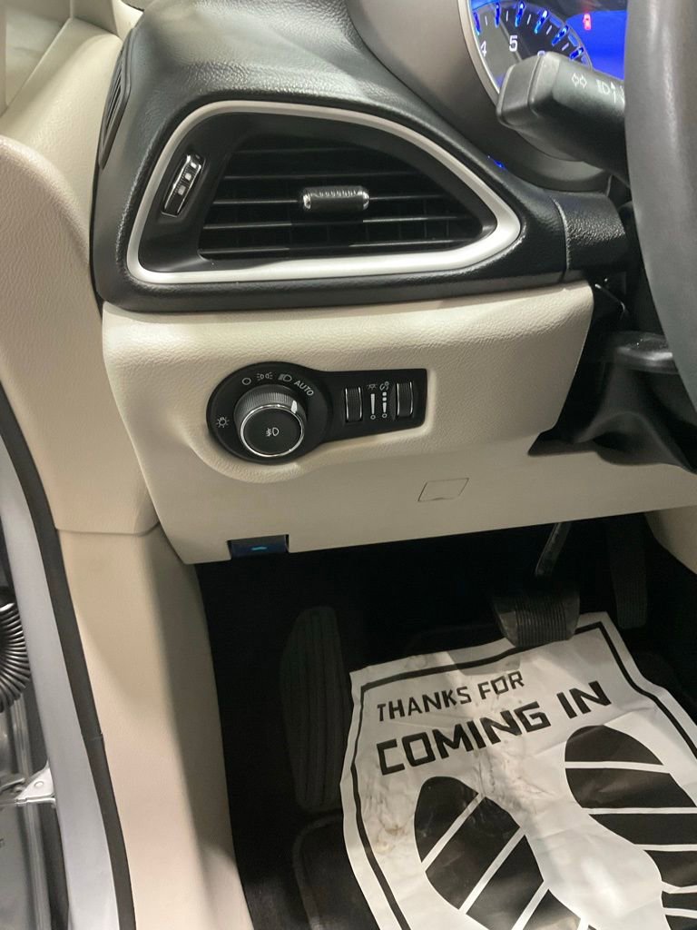 Used 2024 Chrysler Pacifica Touring-L image 8