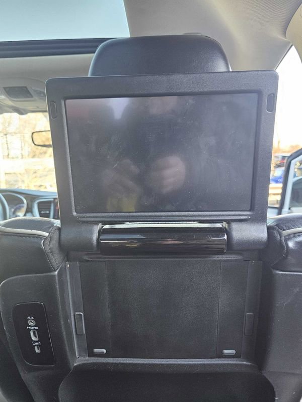 Used 2023 Chrysler Pacifica Limited w/ Uconnect Theater Family Group image 17