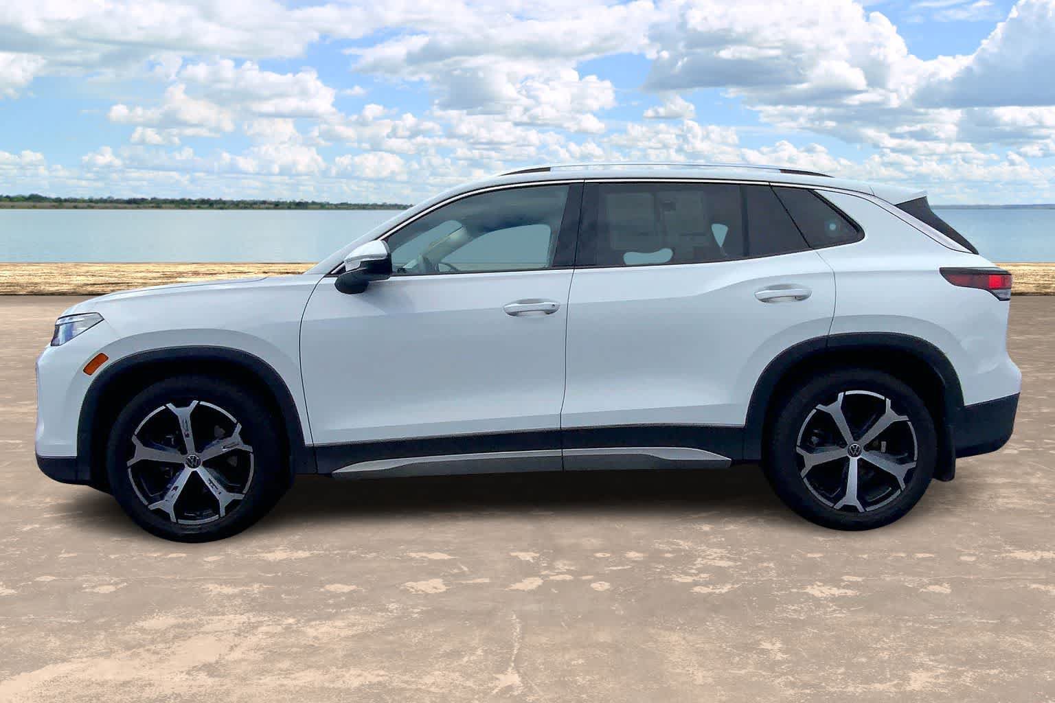 Certified 2026 Volkswagen Tiguan SE FWD image 3