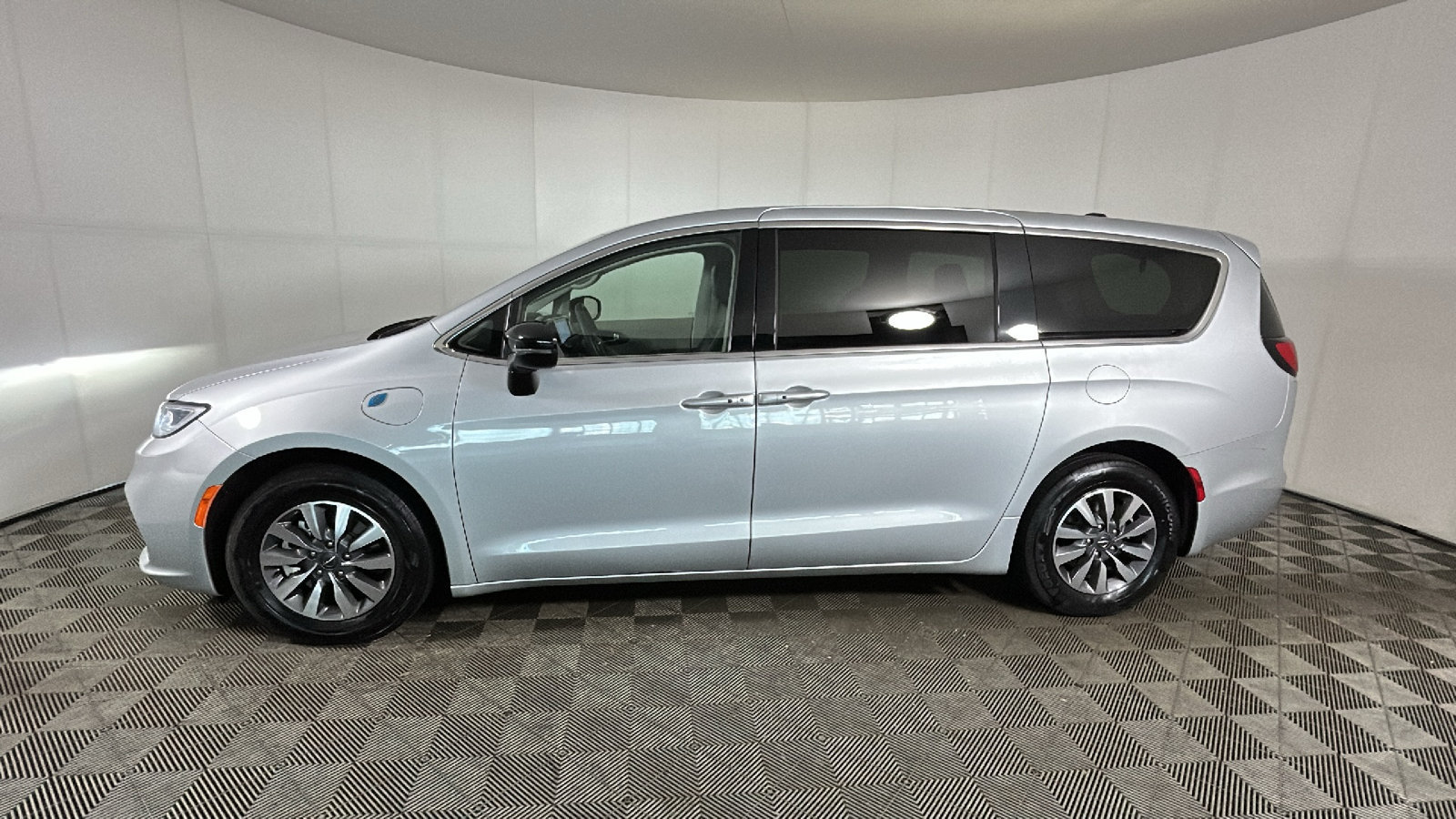 Used 2024 Chrysler Pacifica Limited FWD image 6