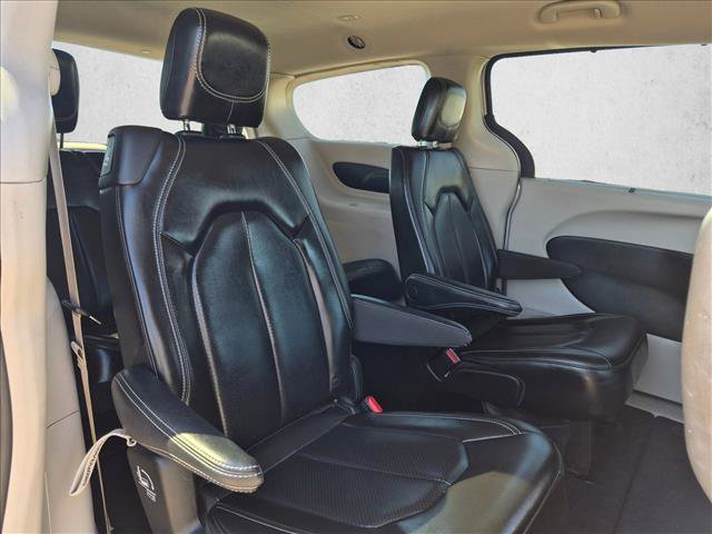 Used 2023 Chrysler Pacifica Touring-L FWD image 27