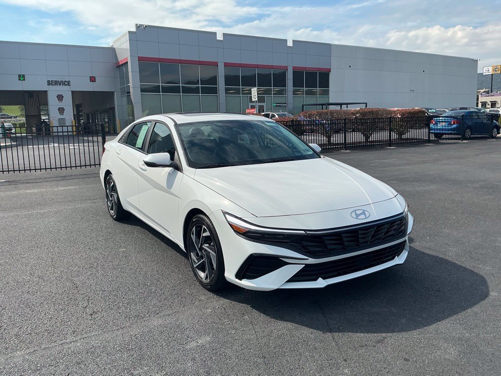 Certified 2026 Hyundai Elantra Limited FWD image 3
