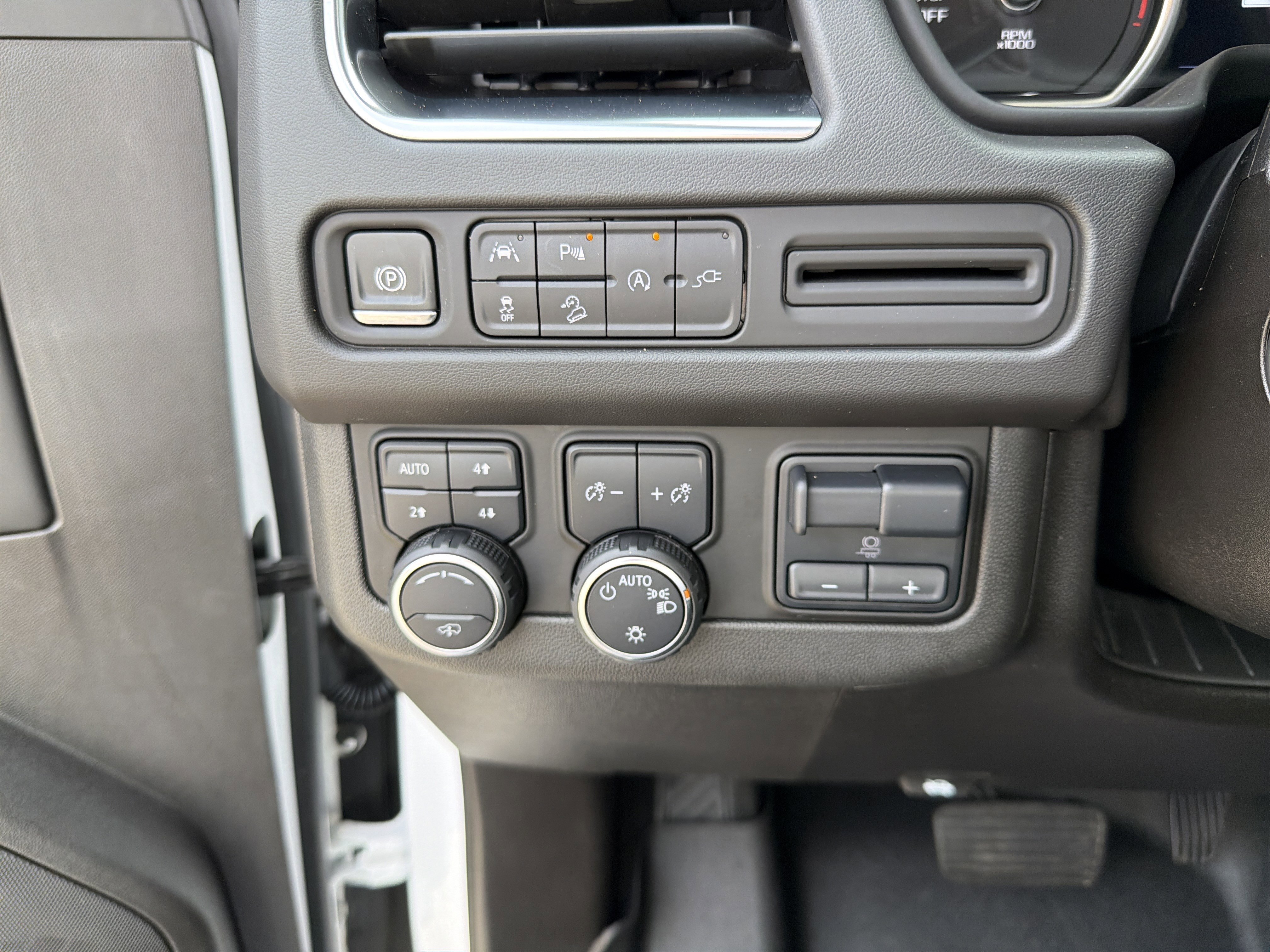 Used 2021 Chevrolet Tahoe Z71 w/ Z71 Off-Road Package image 38