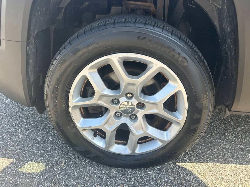 Used 2018 Jeep Renegade Latitude AWD/4WD image 31