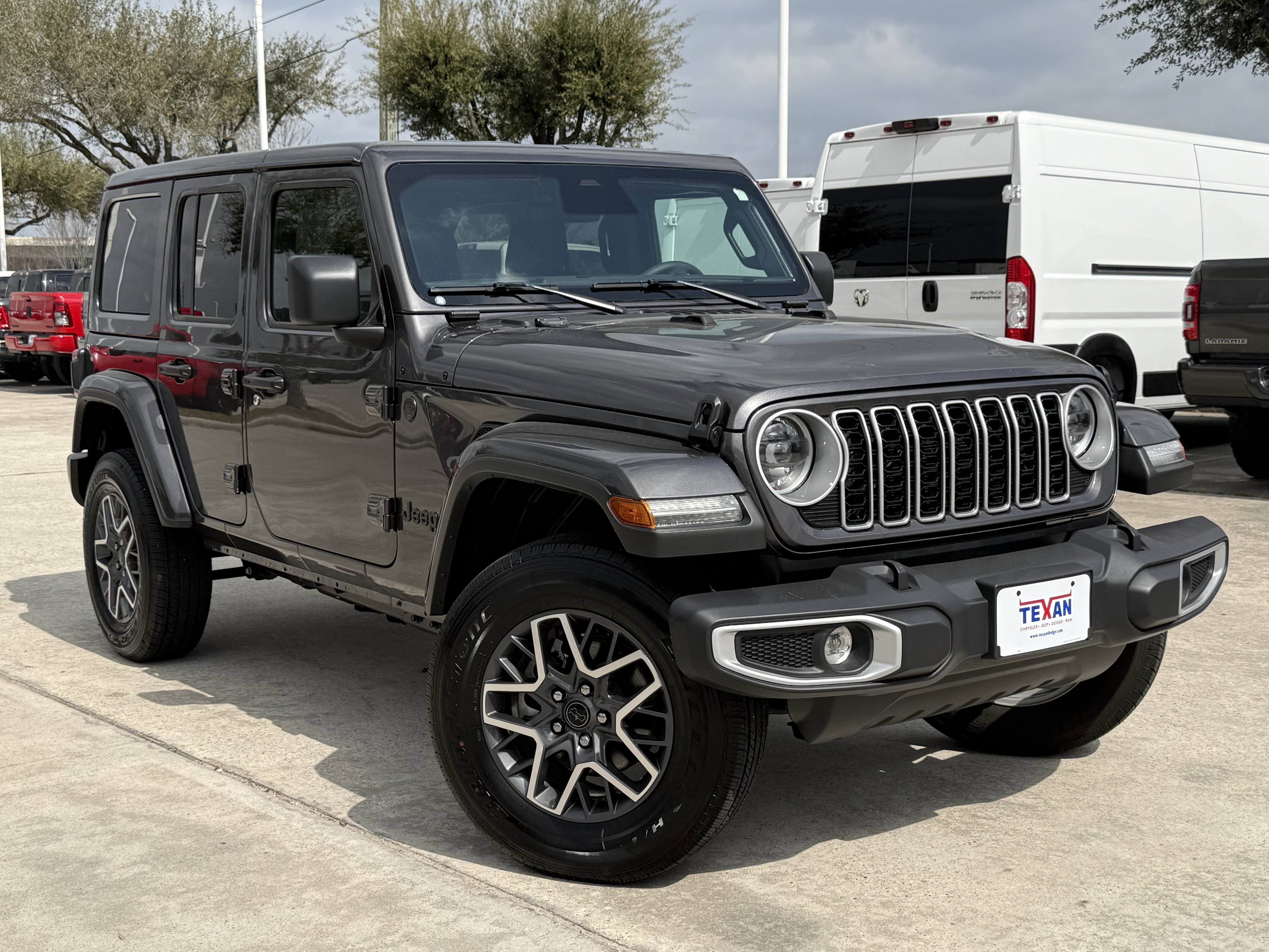 Used 2025 Jeep Wrangler Sahara image 2
