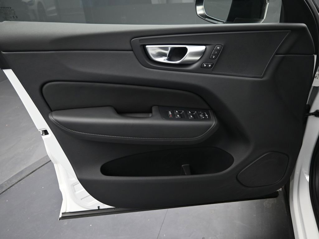 Used 2025 Volvo XC60 B5 Plus image 9