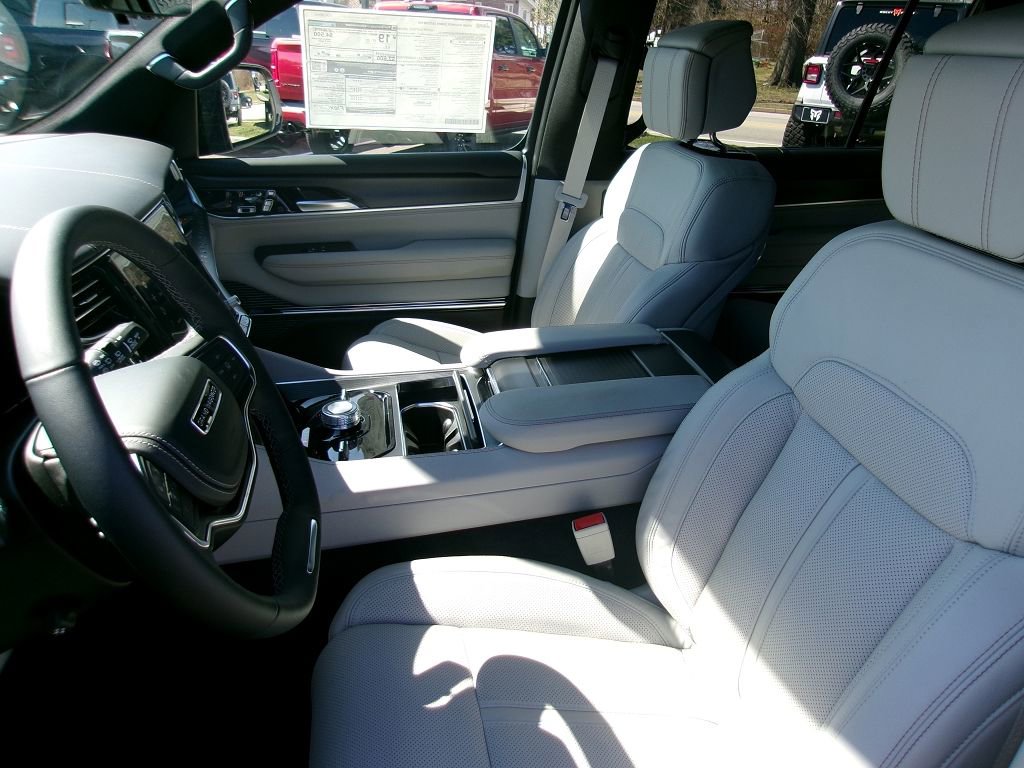 New 2026 Jeep Grand Wagoneer Summit w/ Premium Group III image 6