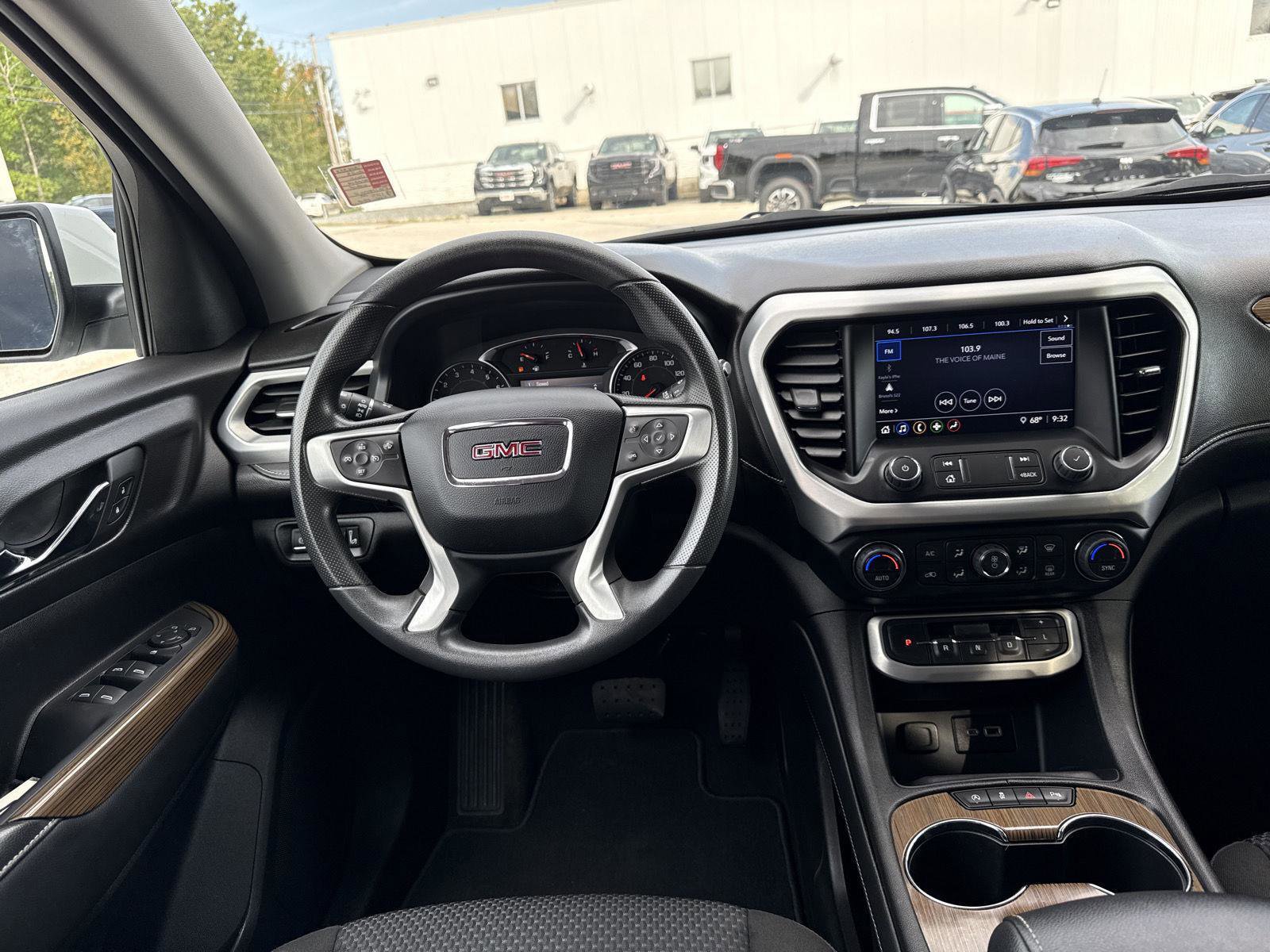 Used 2023 GMC Acadia SLE image 14