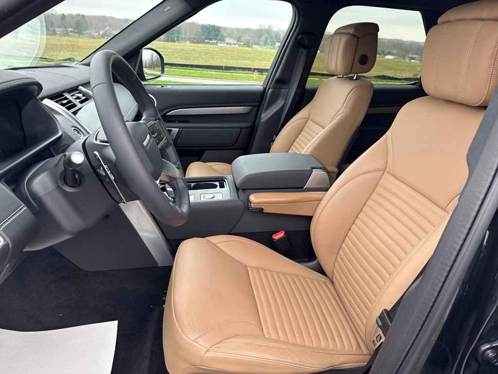 New 2024 Land Rover Discovery Dynamic SE image 9