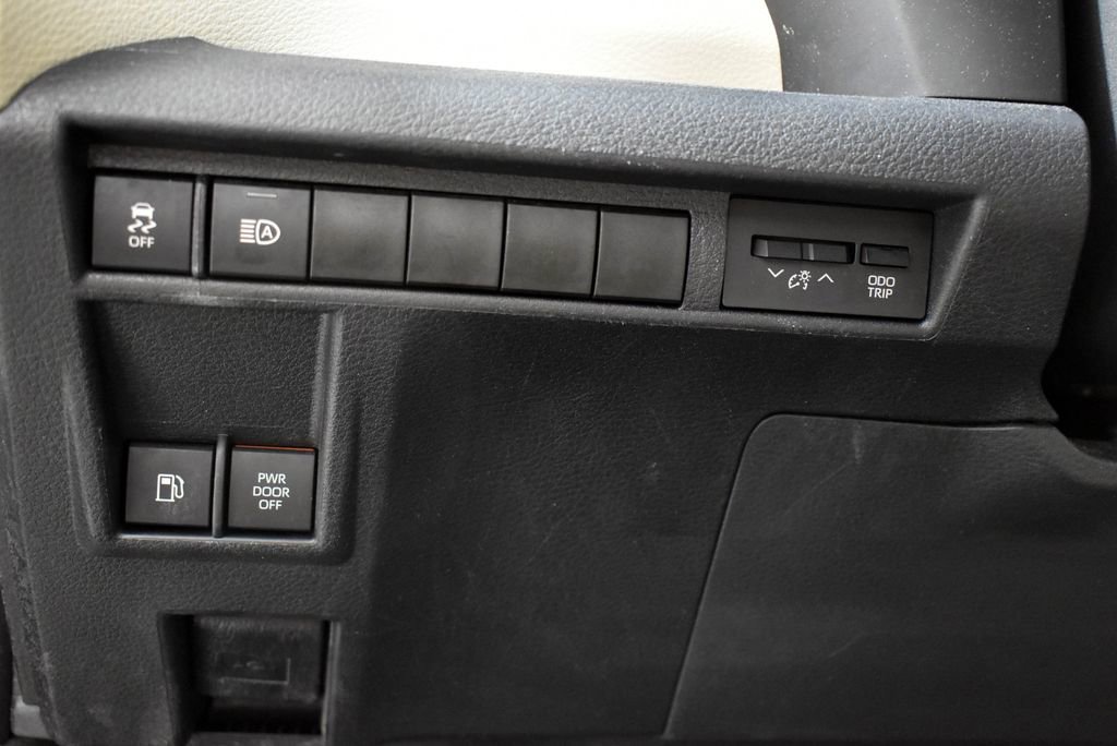 Used 2021 Toyota Sienna Limited image 11