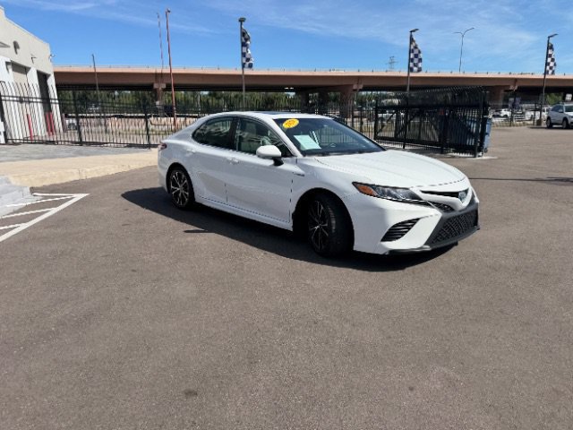 Used 2020 Toyota Camry SE w/ Sunroof Package FWD image 21