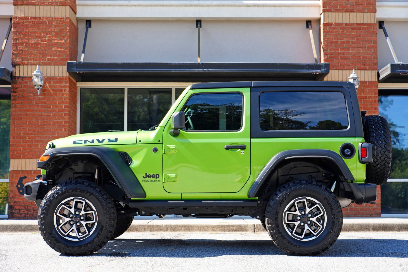 Used 2025 Jeep Wrangler Sport AWD/4WD image 9