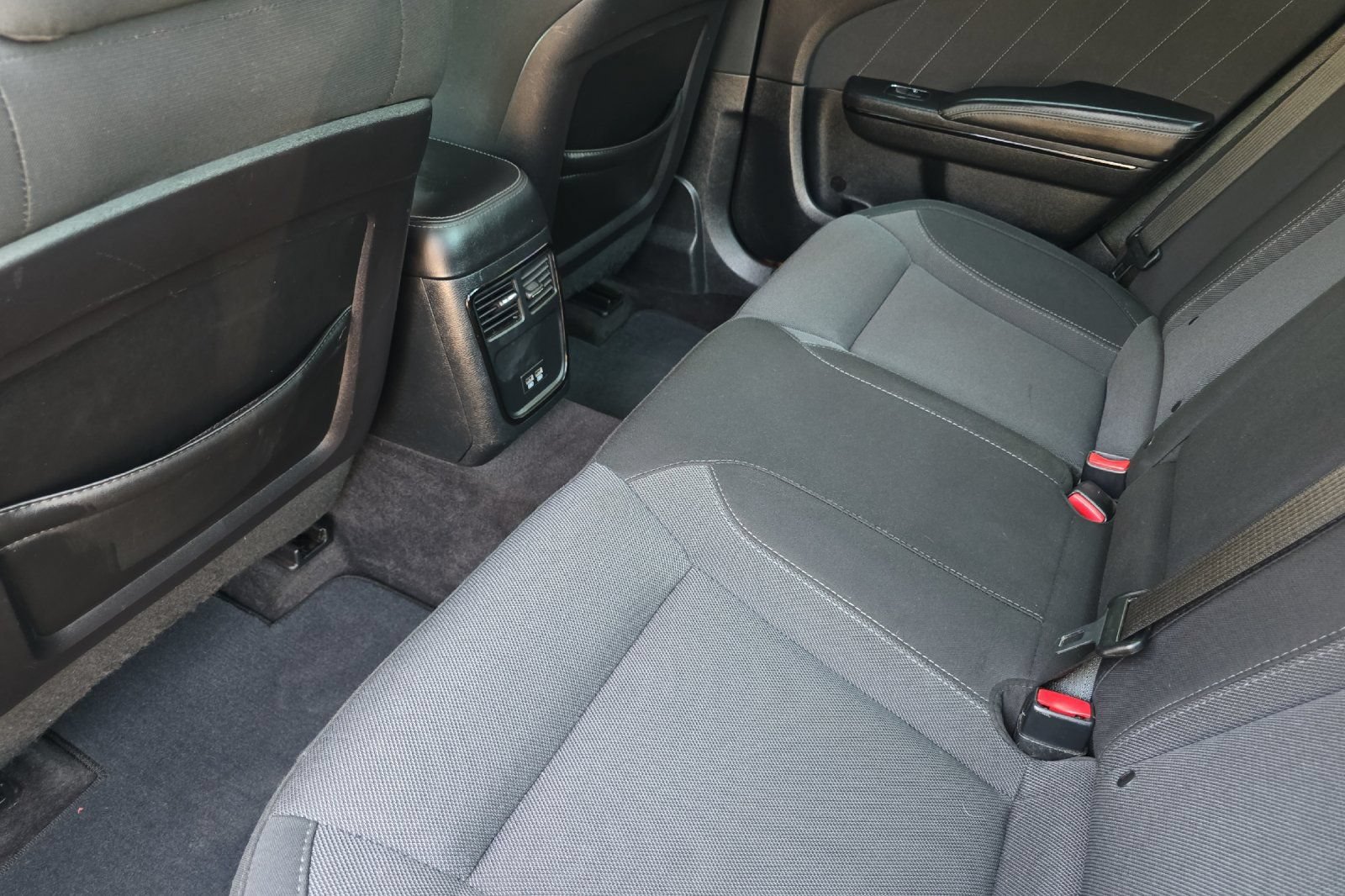 Used 2017 Dodge Charger R/T w/ Blacktop Package RWD image 12