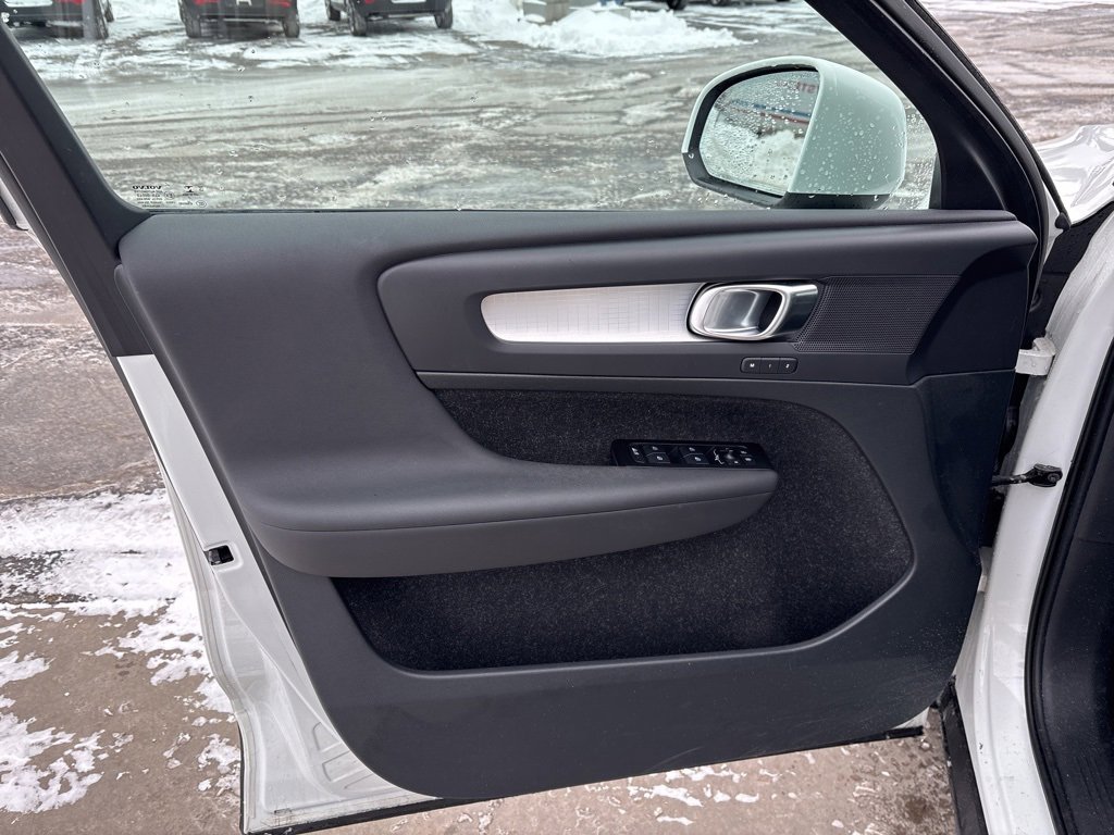 Used 2021 Volvo XC40 T5 Momentum w/ Premium Package image 15