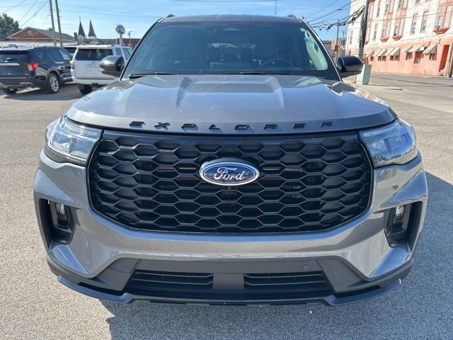 Used 2025 Ford Explorer ST-Line w/ ST-Line Street Pack image 2