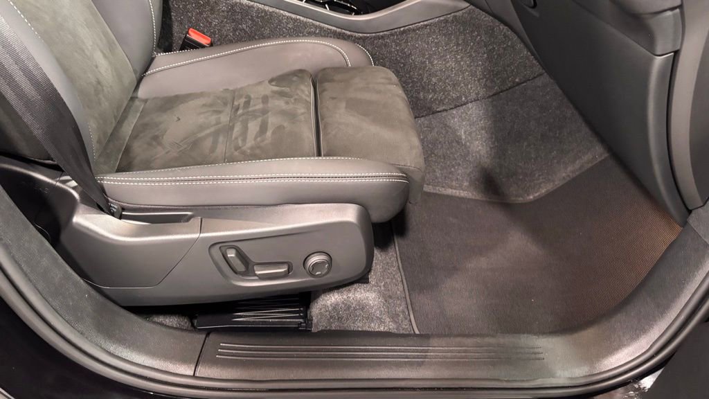 Certified 2025 Volvo XC40 B5 Plus image 20